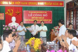 UBND huyện Kỳ Sơn: Công bố các Quyết định thành lập Trung tâm Dịch vụ nông nghiệp huyện và Ban giám đốc trung tâm.  