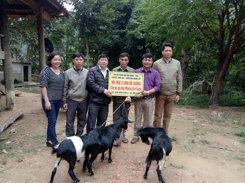 Hữu Kiệm - Kỳ Sơn hỗ trợ 3 con dê giống sinh sinh cho hộ có hoàn cảnh khó khăn