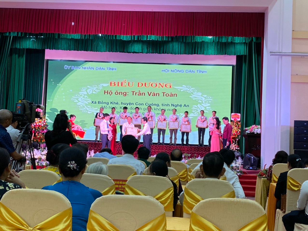 Hội nông dân tỉnh Nghệ An: Kỷ niệm 90 năm ngày thành lập hội nông dân Việt Nam và biểu dương điển hình nông dân sản xuất kinh doanh giỏi tinh Nghệ An giai đoạn 2016 – 2020.