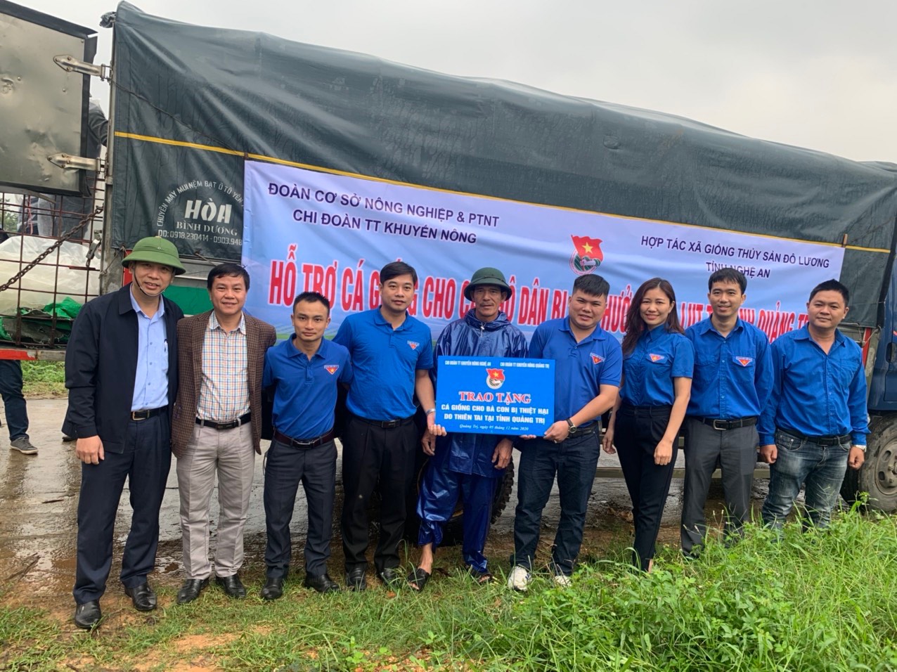 Chi đoàn Trung tâm Khuyến nông Nghệ An hỗ trợ tái sản xuất cho bà con tỉnh Quảng Trị
