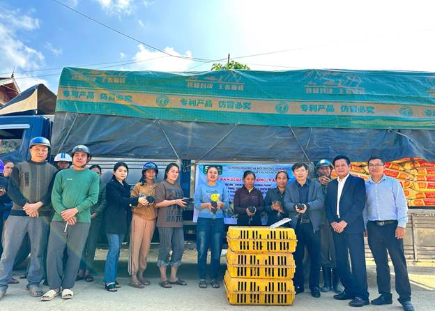 Trung tâm Khuyến nông tỉnh Nghệ An bàn giao con giống và thức ăn tại xã hữu Kiệm, tỉnh Nghệ An