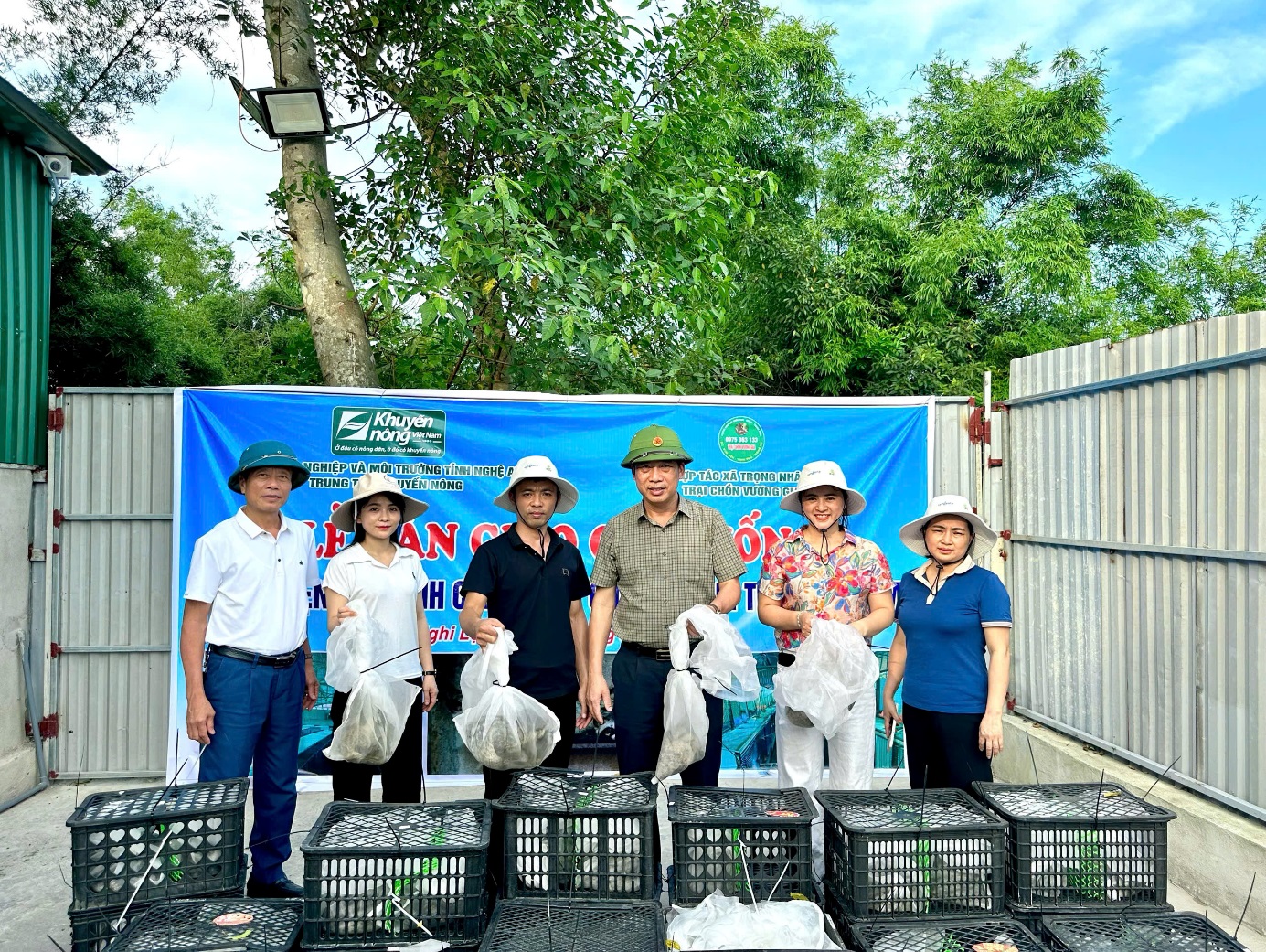 Trung tâm Khuyến nông Nghệ An tổ chức bàn giao con giống thực hiện mô hình “Chăn nuôi chồn hương thương phẩm”