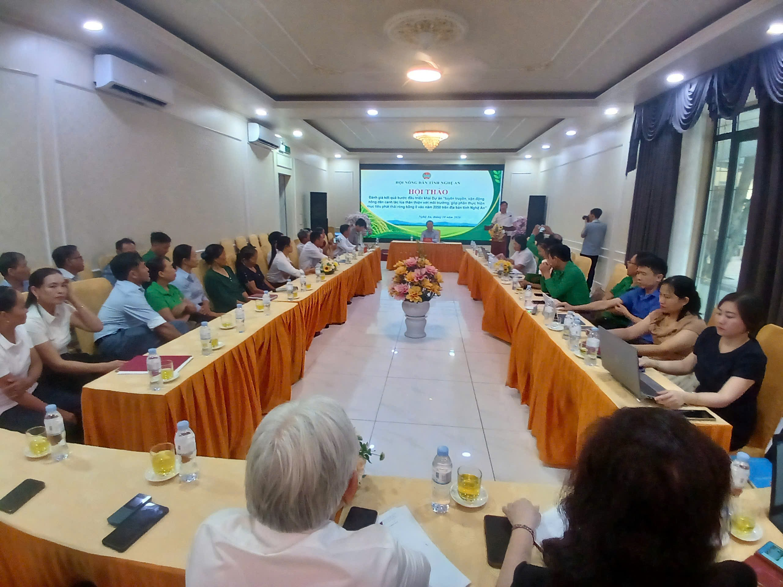 Hội Nông dân tỉnh Nghệ An tổ chức hội thảo đánh giá kết quả bước đầu triển khai Dự án tuyên truyền, vận động nông dân canh tác lúa thân thiện với môi trường.