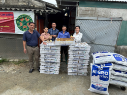 Trung tâm Khuyến nông tỉnh Nghệ An: Tổ chức giao giống và thức ăn thực hiện mô hình “Chăn nuôi gà thịt theo hướng tuần hoàn”
