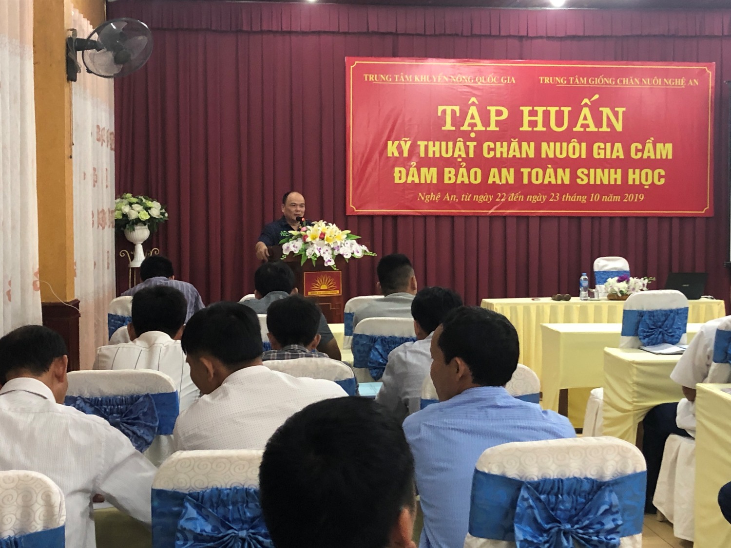 Trung tâm Khuyến nông phối hợp với Trung tâm giống chăn nuôi tỉnh Nghệ An: Tổ chức tập huấn kỹ thuật chăn nuôi gia cầm An toàn sinh học