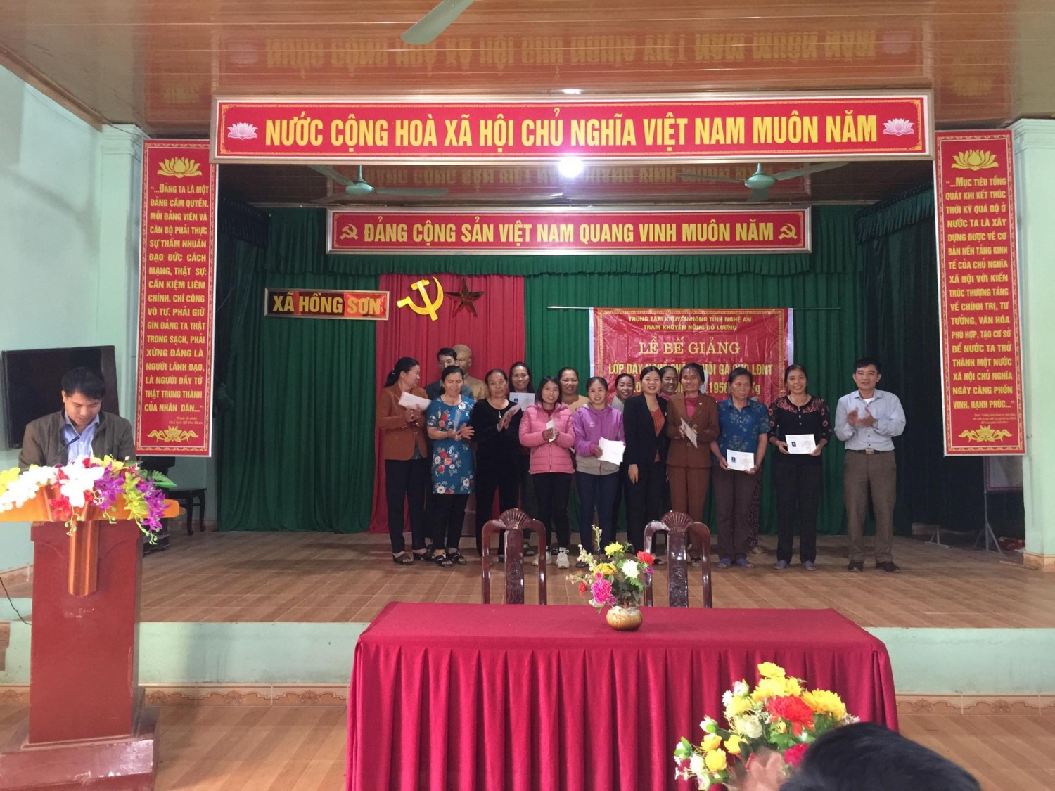 Đô Lương tổ chức lễ bế giảng lớp dạy nghề chăn nuôi gà cho lao động nông thôn tại xã Hồng Sơn