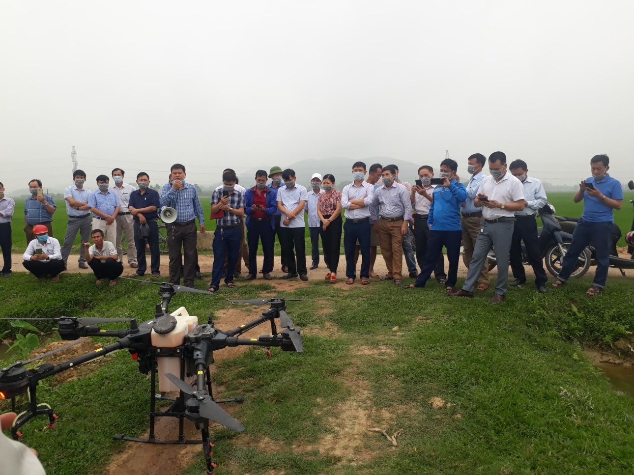 Đô Lương  tổ chức hội thảo trình diễn máy bay phun thuốc BVTV mô hình "Thâm canh lúa chất lượng cao AC5 gắn với bao tiêu sản phẩm" vụ Xuân năm 2021.