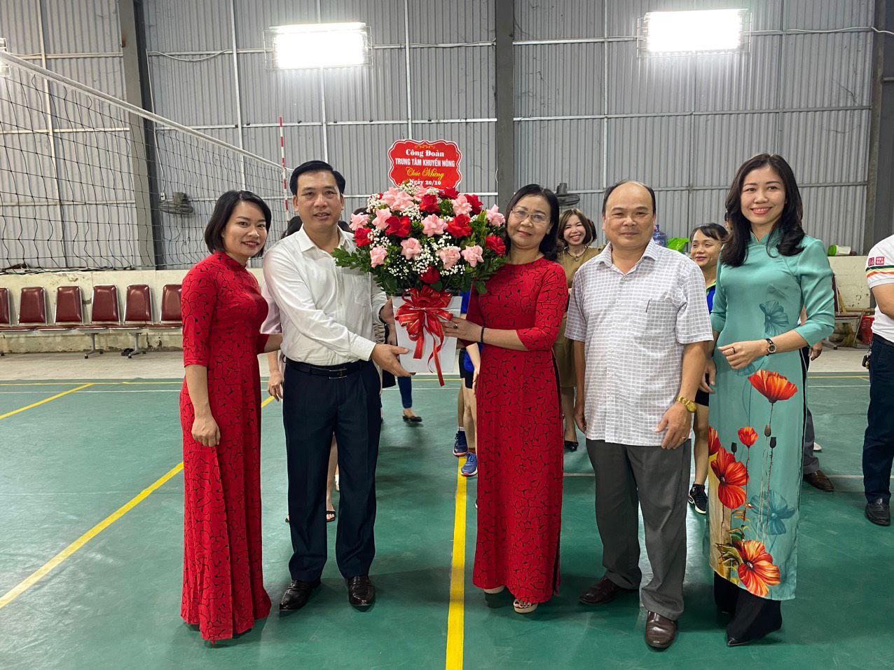 Công đoàn Trung tâm Khuyến nông Nghệ An: tổ chức giải bóng chuyền nữ chào mừng kỷ niệm 92 năm ngày thành lập hội LHPN Việt Nam