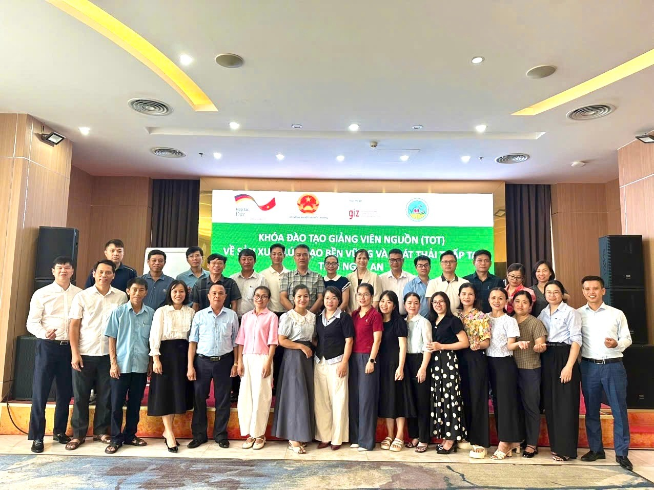 Tập huấn đào tạo giảng viên nguồn (ToT-LER) về canh tác lúa bền vững giảm phát thải thấp khí nhà kính.